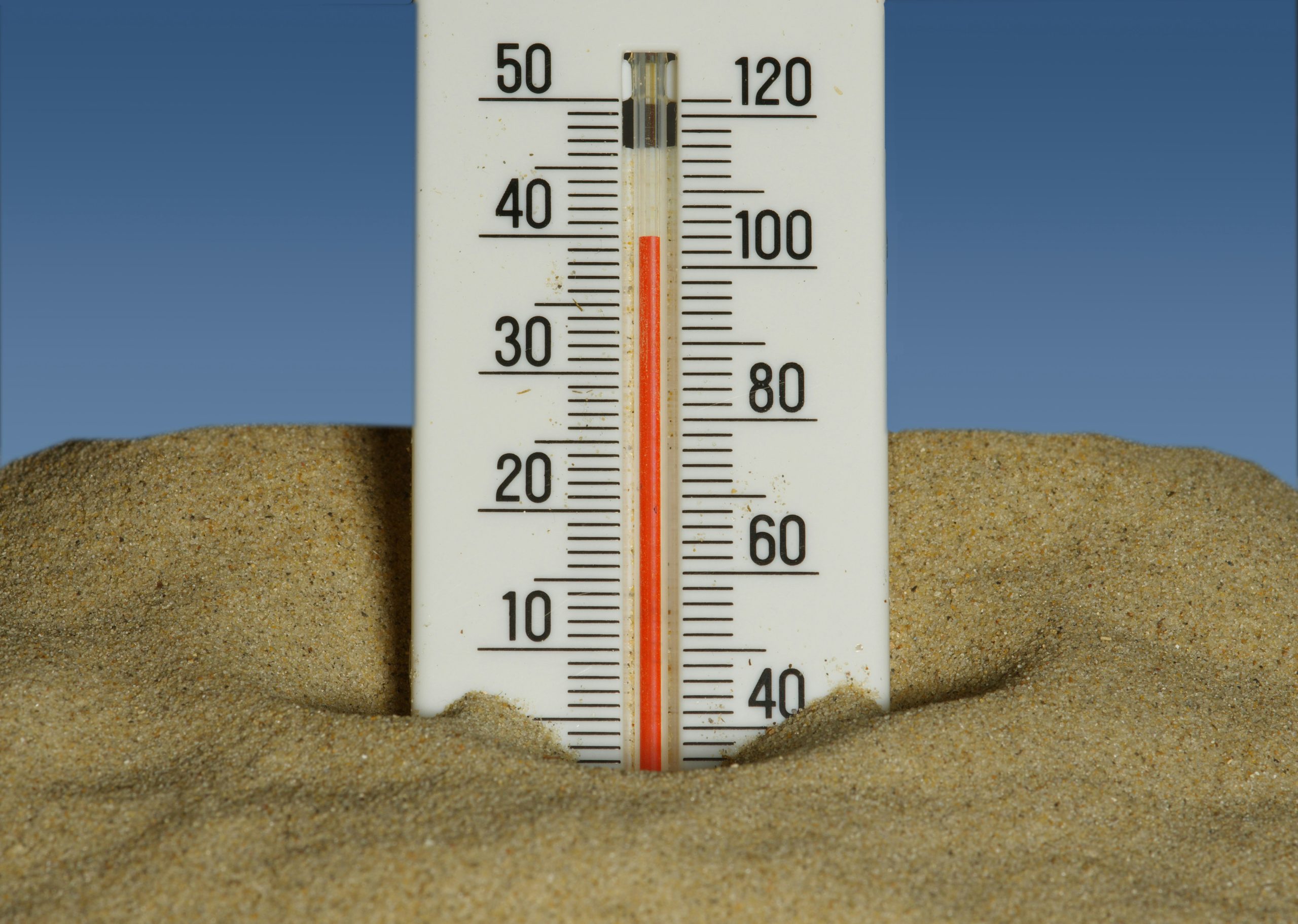 Thermomètre dans du sable