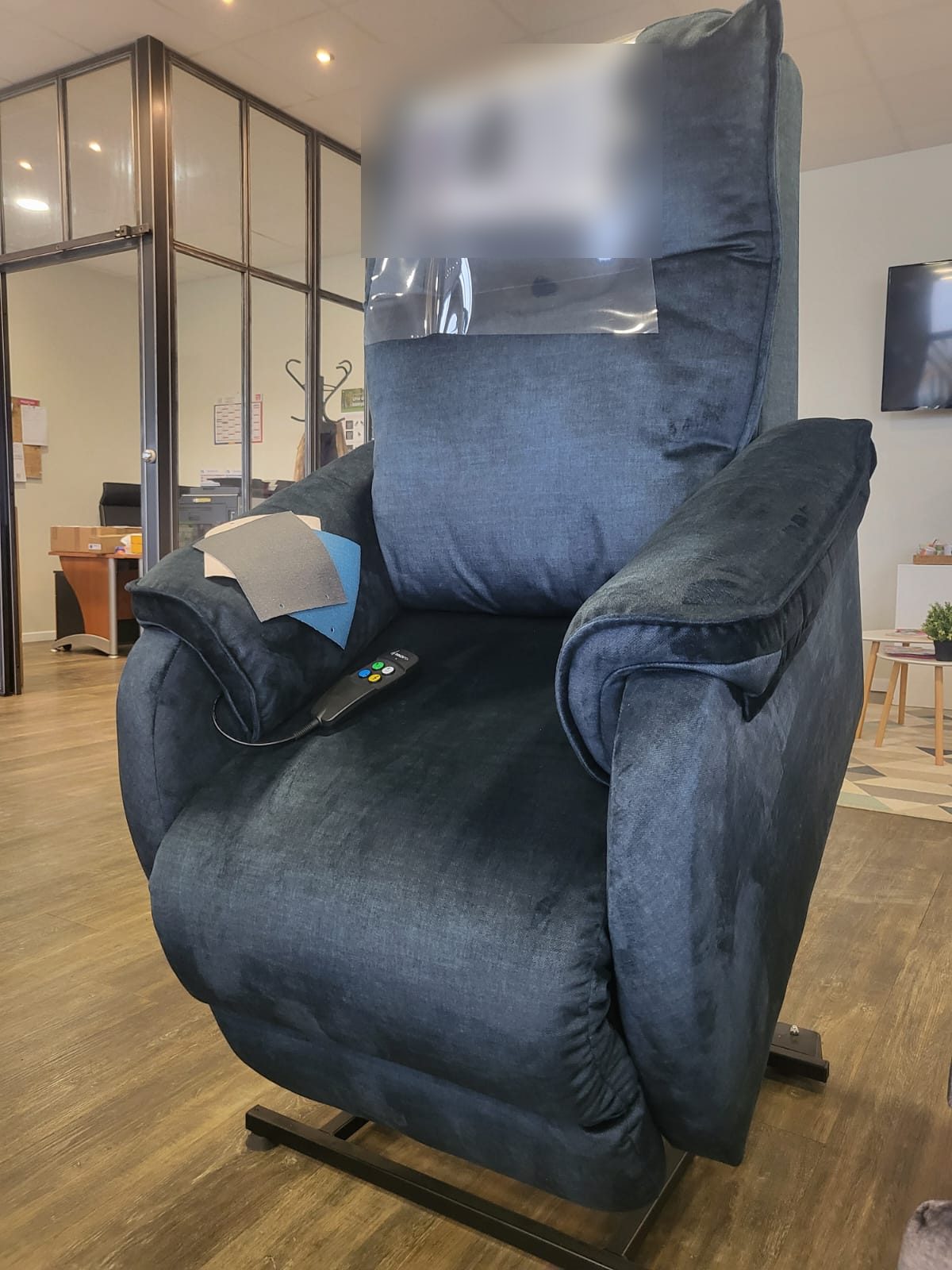 Fauteuil releveur électrique 2 moteurs avec télécommande à grosses touches, en démonstration chez L'Essentiel à Saint-Marcel près de Vernon