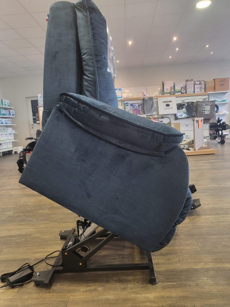 Fauteuil releveur électrique en position relevée pour aider à se lever, vue de profil, chez L'Essentiel à Saint-Marcel